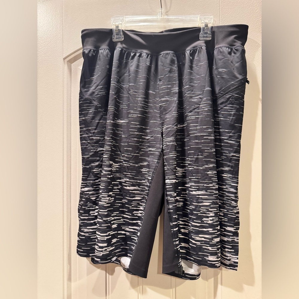 Lululemon Assert Short in Gondola Stripe Black White / Black